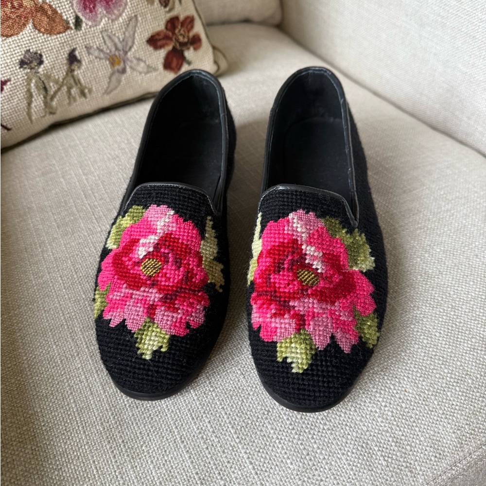 ByPaige Needlepoint Peony Loafers (Black, 7.5)